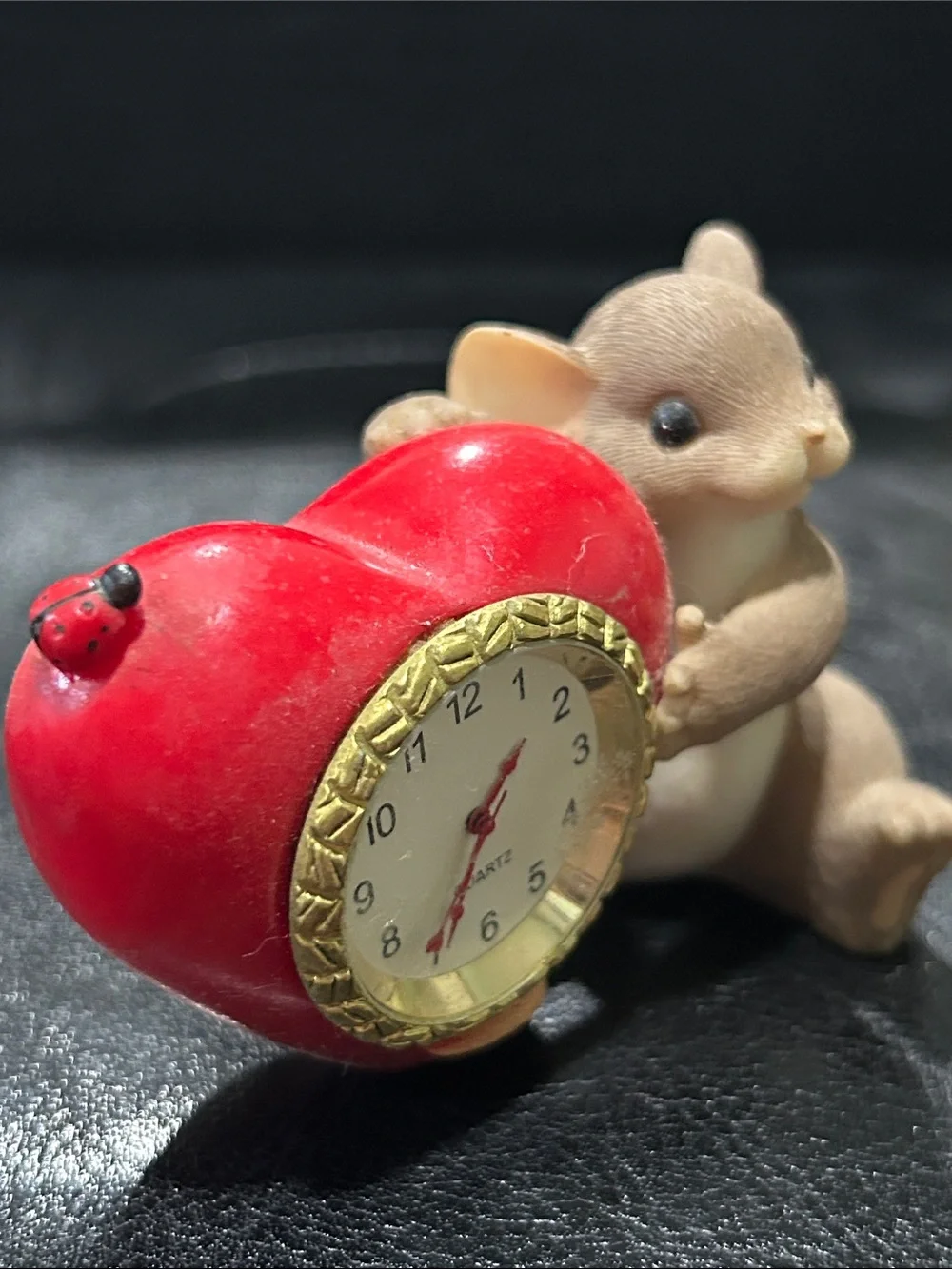 Beige Mouse Figurine Holding Red Heart Clock – Decorative Table Accent